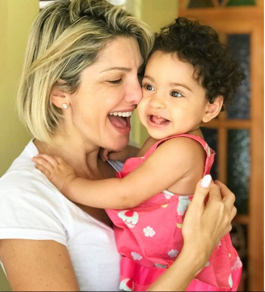 Antonia Fontenelle e sua neta, Charlotte. Foto - reprodução.