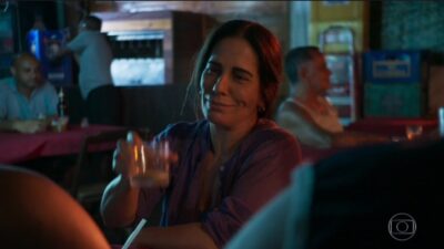 Beth, personagem de Gloria Perez, se embriaga em O Outro Lado do Paraíso. (Foto: Reprodução)