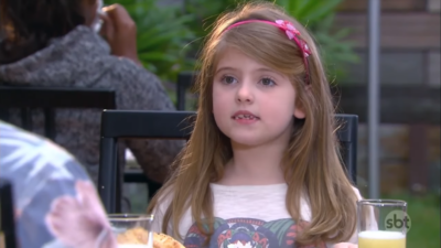 Dulce Maria (Lorena Queiroz) em cena de Carinha de Anjo
(Foto: Reprodução/SBT)