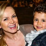 Filho de Eliana impressiona pelo tamanho ao aparecer com ela em show