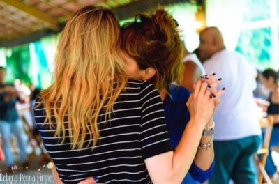 Priscila dando um beijo em Fernanda (Foto: Reprodução)