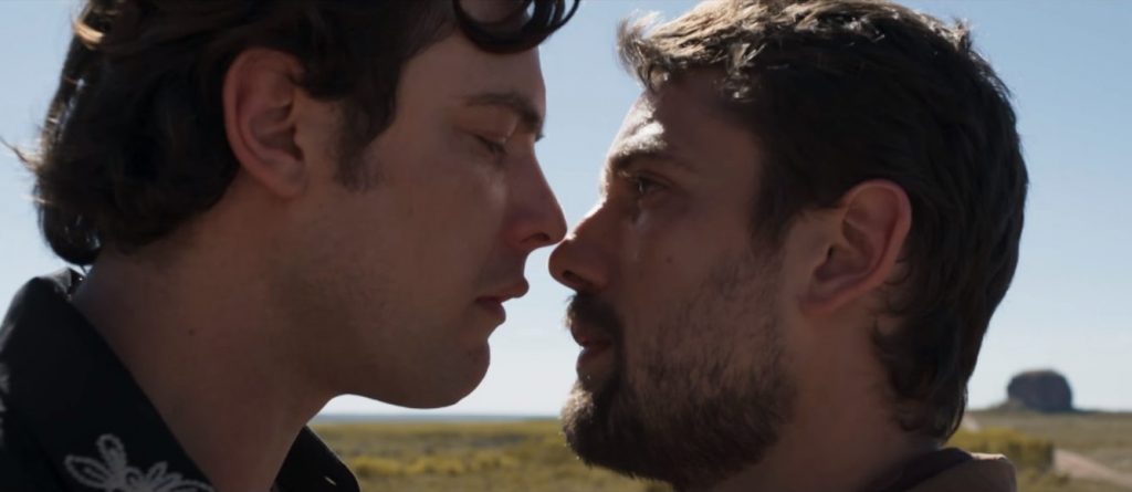 a imagem contém dois homens frente a frente se encarando, atores da novela O Outro lado do Paraíso