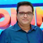 O apresentador do Domingo Show está solteiro! (Foto: Record)