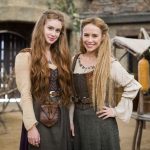 Amália (Marina Ruy Barbosa) e Diana (Fernanda Nobre) em Deus Salve o Rei
(Foto: Globo/Marília Cabral)