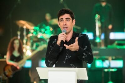 O apresentador Marcelo Adnet no comando do Adnight
(Foto: Globo/Raquel Cunha)