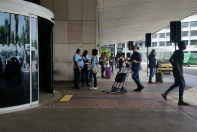 A apesentadora Glória Maria é multada em aeroporto do Rio de Janeiro. (Foto: O Dia)