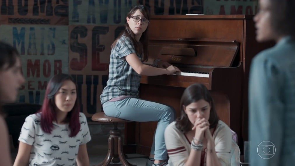garotas em um galpão com expressões aflitas em cena da novela Malhação