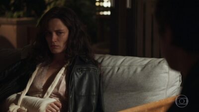 Clara (Bianca Bin) é agredida por Gael (Sérgio Guizé) em O Outro Lado do Paraíso. (Foto: Reprodução/TV Globo)