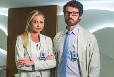 Samuel com a enfermeira Suzana. Foto - divulgação.