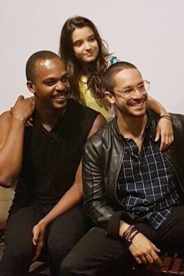 Rocco Pitanga e Rainer Cadete com a atriz mirim Fernanda Junqueira no encontro da equipe do filme Foto: divulgação