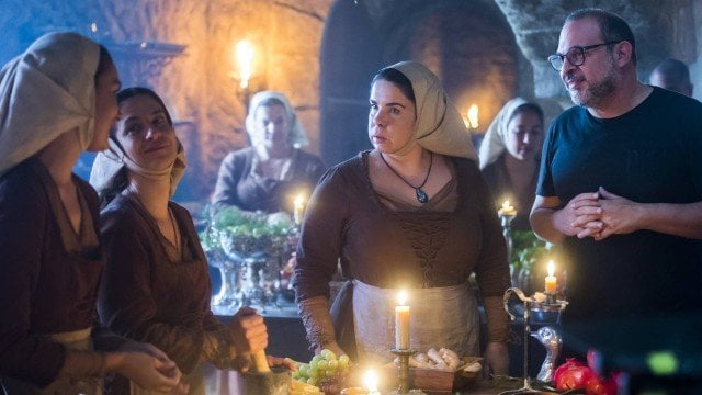 o diretor Fabrício Mamberti dirigindo as primeiras cenas na cozinha de Montemor (Foto: Reprodução)