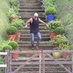 A Fazenda: Yuri corre como louco para terminar tarefa e não levar punição