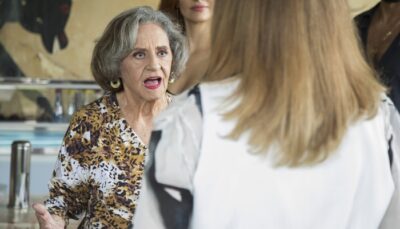 Caetana (Laura Cardoso) e Sophia (Marieta Severo) em cena de O Outro Lado do Paraíso
(Foto: Globo/Vitor Polack)