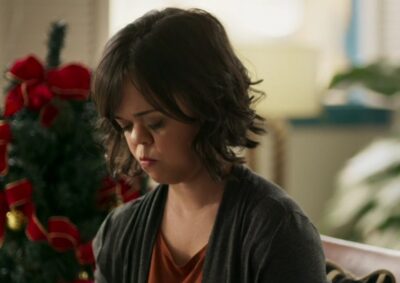 Estela é anã em O Outro Lado do Paraíso (Foto: Reprodução)