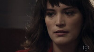 Clara em cena da novela (Foto: Reprodução)