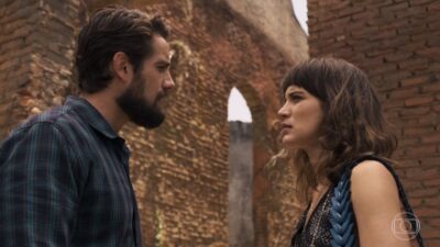 Renato vai ajudar Clara a iniciar a sua vingança na novela O Outro Lado do Paraíso. (Foto: Reprodução/Globo)