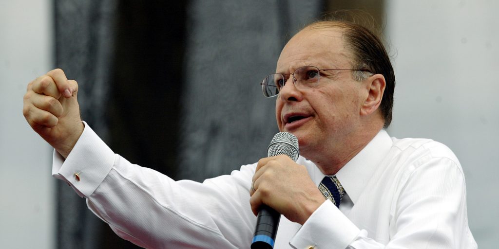 O bispo Edir Macedo, dono da Record, comanda um culto da Igreja Universal do Reino de Deus. (Foto: Patrícia Santos)