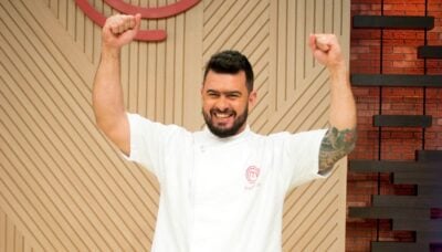 Pablo Oazen comemora a vitória no MasterChef Profissionais (Foto: Carlos Reinis/Band)