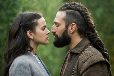 Catarina (Bruna Marquezine) e Constantino (José Fidalgo) em Deus Salve o Rei
(Foto: Globo/João Miguel Júnior)