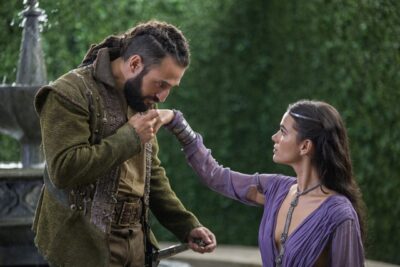 Catarina (Bruna Marquezine) e Constantino (José Fidalgo) em cena de Deus Salve o Rei
(Foto: Globo/João Miguel Júnior)