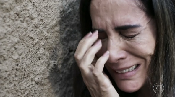 Mulher chora desesperadamente em cena na novela "O Outro Lado do Paraíso"