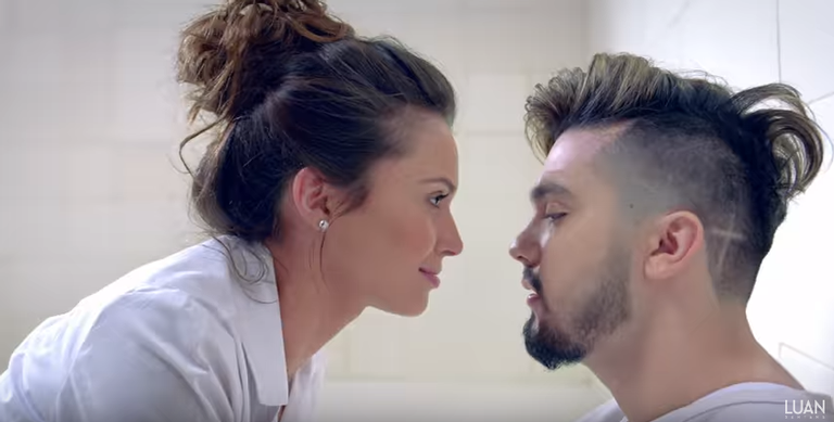 Luan Santana em trecho do clipe de Check-in (Foto: Reprodução/YouTube)