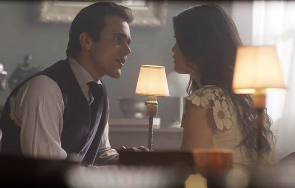 ator e atriz de tempo de amar em cena sentados e conversando