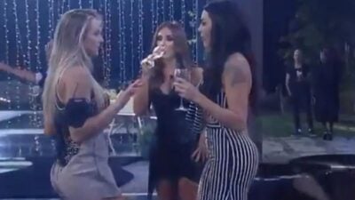 Monick e Monique conversam em festa especial com ex-confinados na Fazenda
Imagem: Reprodução/R7
