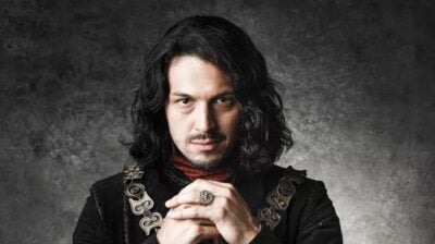 Rômulo Estrela é o protagonista de Deus Salve o Rei. (Foto: Divulgação / TV Globo)