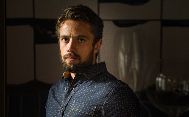 Renato (Rafael Cardoso) em O Outro Lado do Paraíso (Foto: Globo/Raquel Cunha)