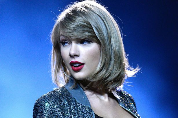 A cantora Taylor Swift "imitou" os apresentadores o Brasil. (Foto: Reprodução)