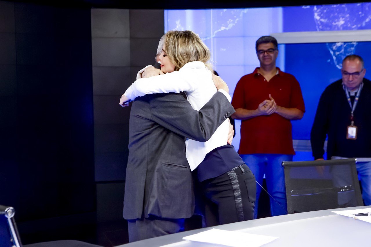 http://tvfoco.uai.com.br/wp-content/uploads/2015/05/Daniela-Mercury.jpg