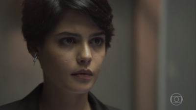 Adriana (Julia Dalavia) em cena de O Outro Lado do Paraíso
(Foto: Reprodução/Globo)