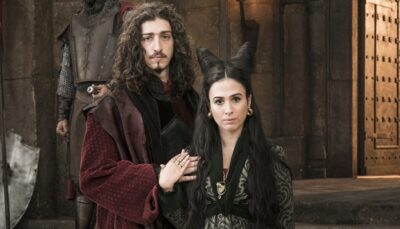 Rodolfo (Johnny Massaro) e Lucrécia (Tatá Werneck) em Deus Salve o Rei (Foto: Divulgação)