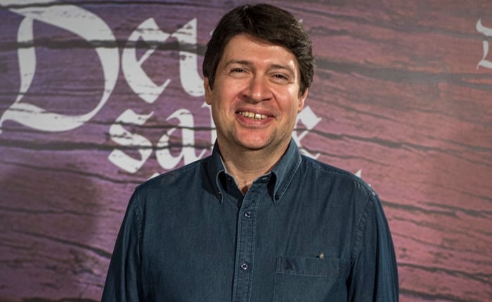 O autor Daniel Adjafre no lançamento de Deus Salve o Rei (Foto: Globo/João Cotta)
