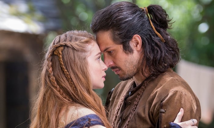 Amália (Marina Ruy Barbosa) e Afonso (Romulo Estrela) em Deus Salve o Rei (Foto: Globo/Marília Cabral)