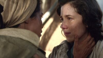 Luzia (Nanda Costa) e Emília (Marjorie Estiano) se reencontram no final de Entre Irmãs
(Foto: Reprodução/Globo)