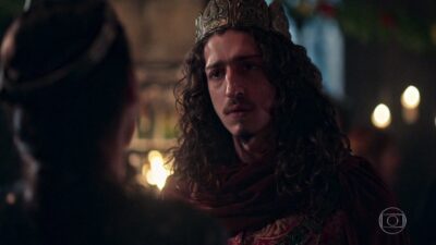 Rodolfo (Johnny Massaro) em cena de Deus Salve o Rei
(Foto: Reprodução/Globo)