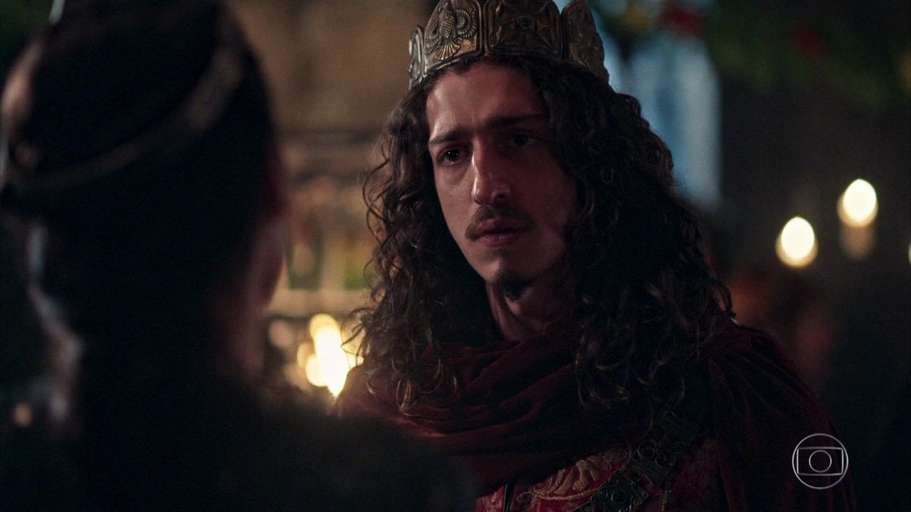 Rodolfo (Johnny Massaro) em cena de Deus Salve o Rei (Foto: Reprodução/Globo)