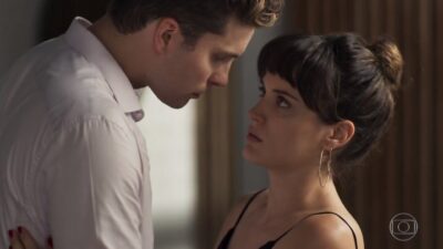 Clara e Patrick na novela O Outro Lado do Paraíso. (Foto: Reprodução)