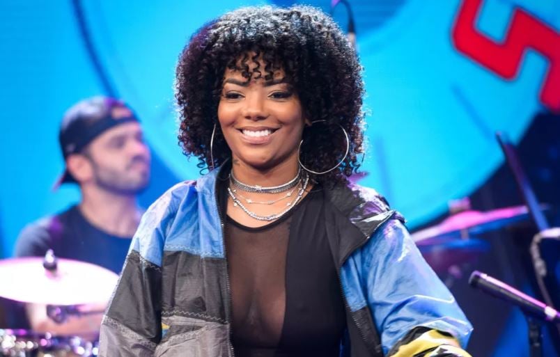 A cantora Ludmilla no palco do Altas Horas (Foto: Ramon Vasconcellos/TV Globo)