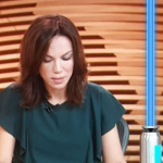 Ana Paula Araújo é zoada nos bastidores de jornal, ganha montagem e comenta a brincadeira