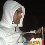 Tadeu Schmidt vai ao cinema e reclama de gente ‘folgada’ que o incomodou