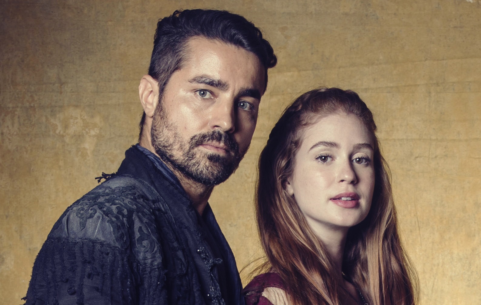 Virgilio (Ricardo Pereira) e Amália (Marina Ruy Barbosa) em Deus Salve o Rei (Foto: Globo/Raquel Cunha)