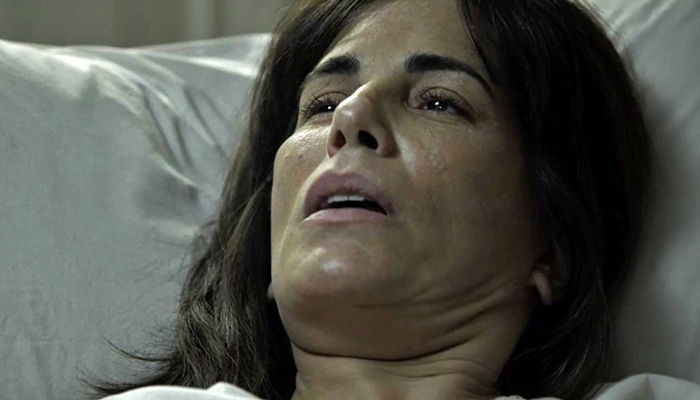 Duda/Elizabeth (Gloria Pires) no quarto de hospital (Foto: Divulgação/Globo)