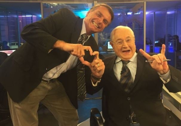 Bolsonaro posa com Boris Casoy nos bastidores da RedeTV! (Foto: Reprodução/Twitter)