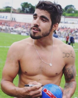 O ator Caio Castro bateu boca com seguidora nas redes sociais. (Foto: Reprodução/Instagram)