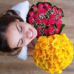 A atriz Camila Queiroz ganhou flores do noivo Klebber Toledo. (Foto: Reprodução/Instagram)