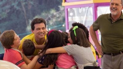 Celso Portiolli se diverte com a criançada do Júnior Bake Off Brasil. (Foto: Artur Igrecias/SBT)
