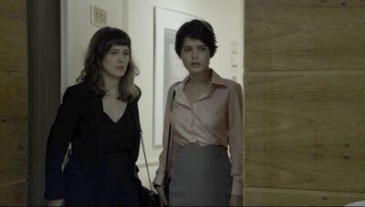 Clara conversa com Adriana em O Outro Lado do Paraíso. (Foto: TV Globo)